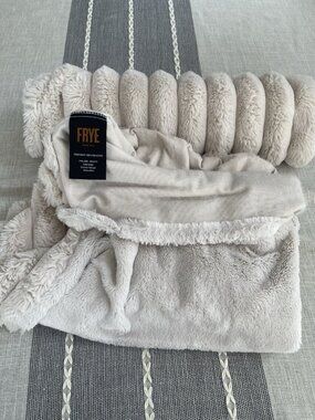 Frye Pillow Sham Bedding Beige Faux Fur Channel Stripe King Super Soft EUC 20/40